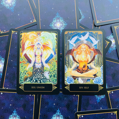 tarot kortos – dvi iliustruotos kortos (XIII Union ir XIV Self) ant tamsiai mėlyno žvaigždėto fono, ryškios detalės ir skirtingos spalvų paletės