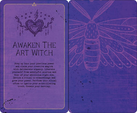 Orakulų korta Awaken The Art Witch violetinė, priekis su raginančiu tekstu ir iliustracija bei dekoratyvi nugarėlė, rodoma dviejų pusių variante