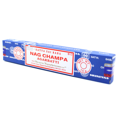 Nag Champa smilkalai Satya 15 g mėlynoje pakuotėje, horizontaliai, akcentuotas priekinis baltas ir raudonas užrašas