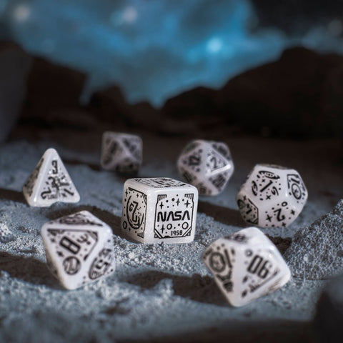 Apollo kosmoso RPG kauliukų rinkinys – 7 vnt., balti su juodais raižiniais