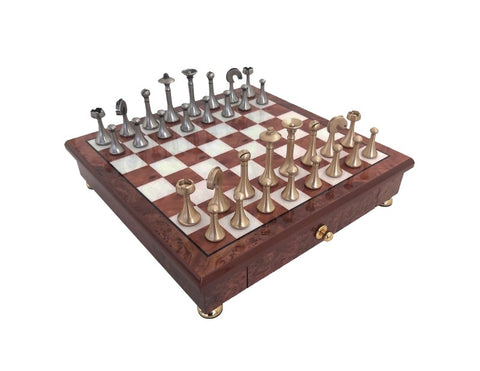 Šachmatų rinkinys medinėje dėžutėje su aukso ir sidabro metaliniais figūromis, iš kampo matomas stalčius su laikymui skirtu skyriumi