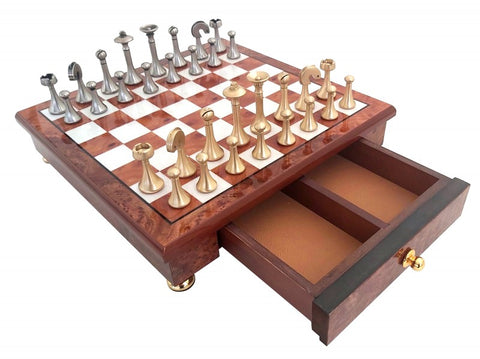 šachmatų rinkinys medinė lenta su aukso ir sidabro metalinėmis figūromis ir ištraukiama stalčiuko talpa laikymui