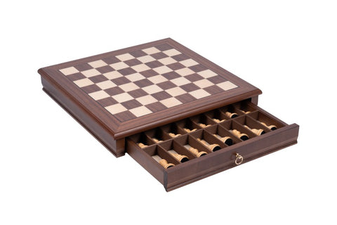 Šachmatų lenta iš tamsios medienos su ištraukiama stalčiumi ir tvarkingai išdėstytais šachmatų figūromis