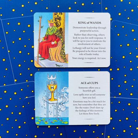 Tarot kortos su atverstais King of Wands ir Ace of Cups kortomis, mėlynas žvaigždėtas fonas, aiškūs paaiškinimai dešinėje
