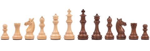 šachmatų figūros medinės klasikinės, šviesios ir tamsios spalvos, pilnas komplektas išrikiuotas eilėje, matomas visas rinkinys