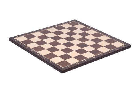 Šachmatų lenta iš tamsaus ir šviesaus medžio, su pažymėtomis A–H ir 1–8 eilutėmis, plona, pavaizduota trijų ketvirčių kampu