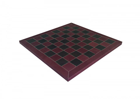 Šachmatų lenta bordo ir juodų kvadratų su balta zigzago siūle, kampinė perspektyva ir sustiprintas kraštas