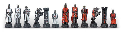 Šachmatų figūrėlės Kryžiuočių tematikos, baltų ir raudonų riterių rinkinys ant akmeninių pagrindų, pilna eilė