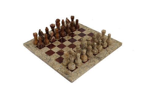 Šachmatai iš natūralaus marmuro, rudos ir smėlio spalvų figūrėlės ant kvadratinės lentos, pateikti iš trijų ketvirčių kampo