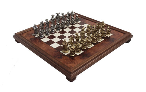 Šachmatų rinkinys – 50×50 cm raudonmedžio lenta su auksinėmis ir sidabrinėmis metalinėmis figūromis, pateiktas kampu