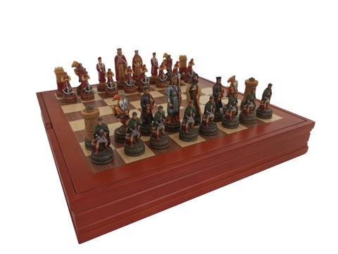 Šachmatų rinkinys: medinės raudonai rudos dėžutės su viduramžių personažų figūromis ant lentos, kampinis išdėstymas