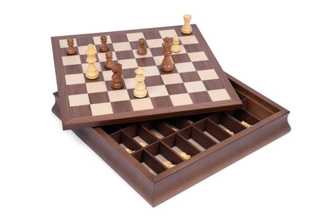 Šachmatų rinkinys iš tamsaus ir šviesaus medžio su pakeliama lenta ir atidengtu su skyriais dėklu figūroms, dalinis žaidimo išdėstymas