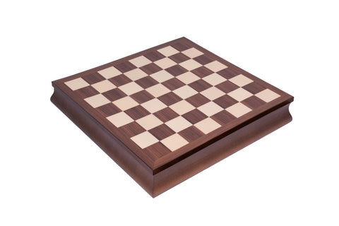 Šachmatų lenta ruda su šviesiomis langelėmis, medinė dėžė su stalčiumi, kampinis perspektyvinis rodinys