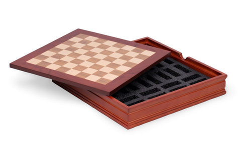 Šachmatų lenta iš tamsaus raudonmedžio su atverčiama viršūne, atidengiančia putų įdėklą figūroms ir saugojimui
