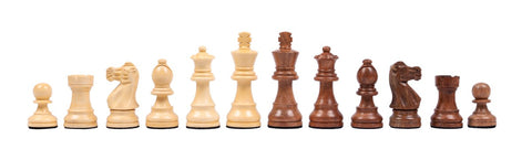 Šachmatų figūros: medinės šviesios ir tamsios Staunton stiliaus figūros, išdėstytos viena eile nuo pėstininko iki karaliaus
