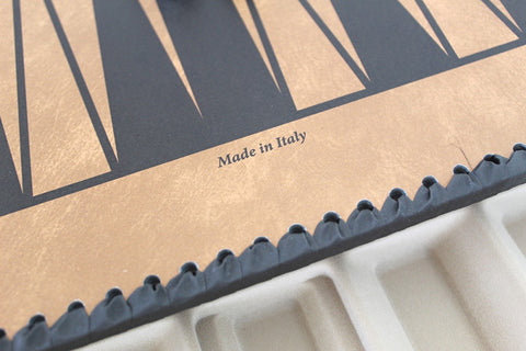 Dėžutė su užrašu Made in Italy ir juodu siūliniu apvadu, arti fotografuotos krašto ir spaudos detalės