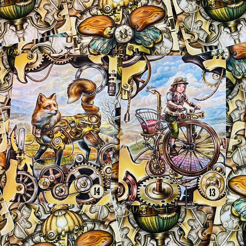 Kolekcinės kortelės, steampunk dizainas: numeruotos 14 ir 13 – mechanizuota lapė ir mergaitė ant senovinio dviračio, auksiniai krumpliaračiai