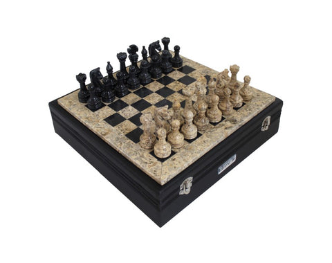 Šachmatų rinkinys marmurinis, juodos ir smėlio spalvos figūros ant marmurinės lentos su juodu dėklu, trijų ketvirčių kampu