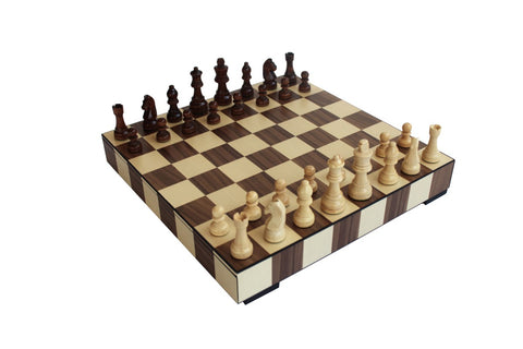 Šachmatų rinkinys su šviesios ir tamsios medienos figūromis, parodytas iš trikampio kampo ant inkrustuotos lentos