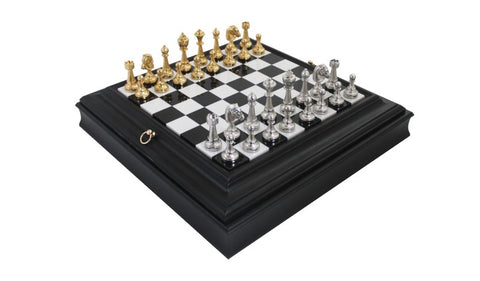 Šachmatai juodame mediniame dėkle su auksinėmis ir sidabrinėmis metalinėmis figūromis, kampu parodyti su užsegimu