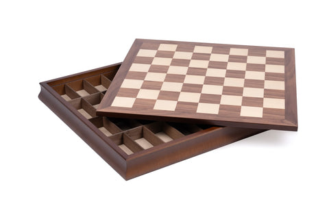 Šachmatų lenta iš riešutinio medžio su šviesiais langeliais ir nuimamu viršumi, atveriančiu padalintą stalčių figūroms