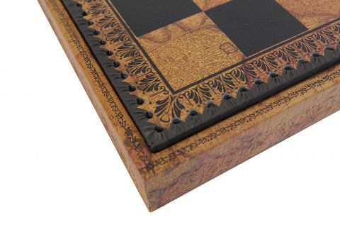 Šachmatų lenta iš medžio su ornamentuotu rudos spalvos paviršiumi ir juodos odinės siūlės apdaila, kampo artimas planas