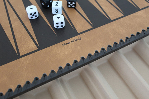 Nardų lenta ruda su juodomis detalėmis, kampinis planas rodantis krašto apdailą su mazgeliais, baltus kauliukus ir "Made in Italy" žymą