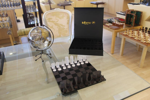 Šachmatų rinkinys iš AKRILINIO STIKLO ir geometrinių figūrų šachmatų figūrėlių