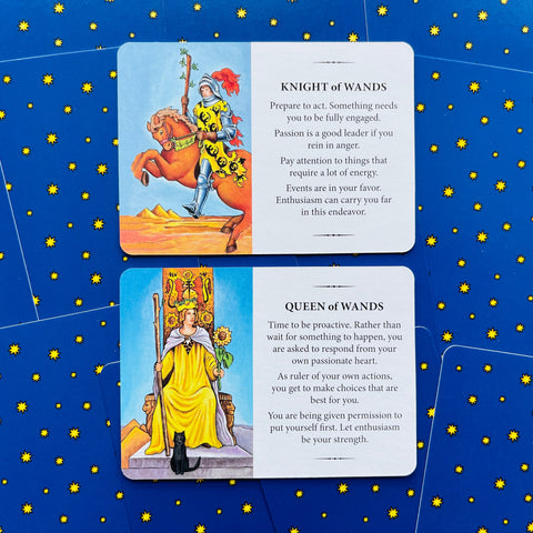 Tarot kortos — dvi interpretacijos kortelės (Knight of Wands, Queen of Wands) su spalvotais piešiniais ir tekstiniais paaiškinimais ant mėlyno žvaigždėto fono