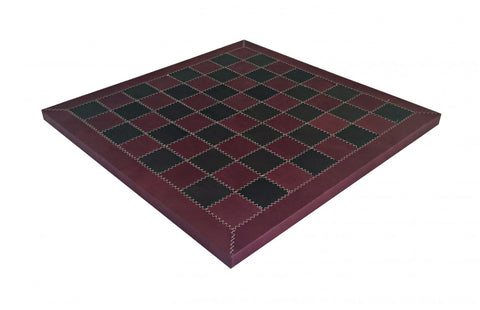 Šachmatų lenta bordo ir juoda odinė su matomomis zigzago siūlėmis, kampinė perspektyva, kompaktiška 40×40 cm