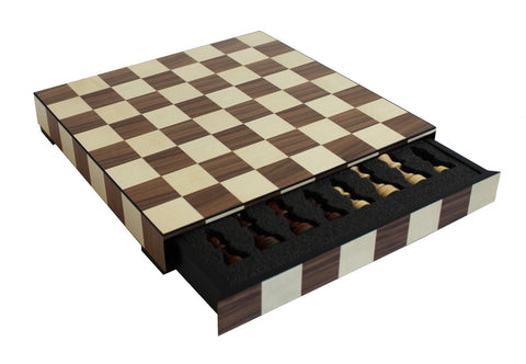 Šachmatų lenta su stalčiumi ir medinėmis figūromis rudos‑šviesios apdailos, perspektyvinis kampas