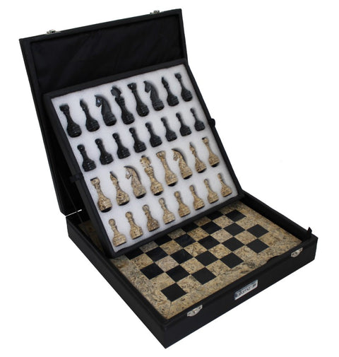 Šachmatų rinkinys nešiojamas juodo kietkorpio dėklo su marmuro imitacijos lenta ir putplasčio laikikliais figūroms