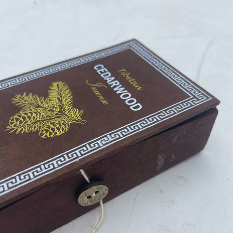 Cedarwood smilkalų dėžutė ruda su auksiniu spygliuočių piešiniu, parodytas sagos užsegimas ir kampo nusidėvėjimas