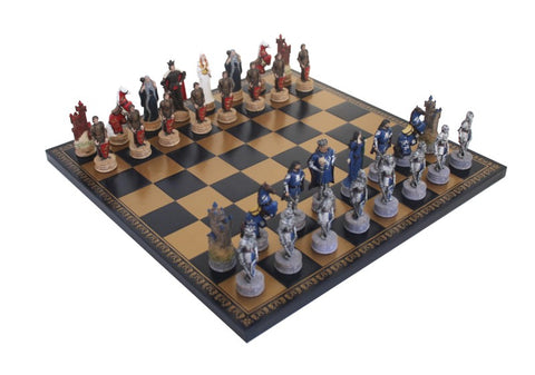 Šachmatų rinkinys su rankų darbo viduramžių figūromis ant juodo–auksinio lento, matomas iš kampo su išdėstytomis figūromis