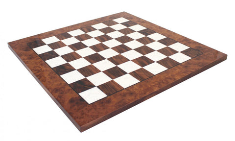 Šachmatų lenta su riešutmedžio apdaila, baltomis marmurinėmis ir tamsiomis medinėmis langelėmis, pailga kampine perspektyva