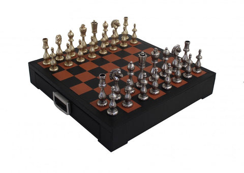 Šachmatai su auksinėmis ir sidabrinėmis metalinėmis figūromis ant rudos‑juodos sulankstomos dėžės su rankena