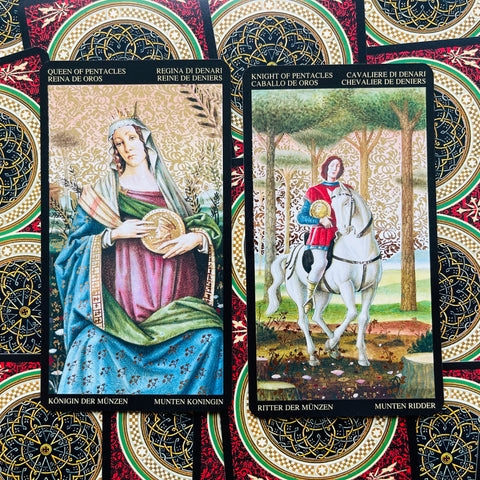 Tarot kortos Monetų rūšis: Karalienė ir Riteris su auksiniais akcentais, žalių ir mėlynų tonų fone