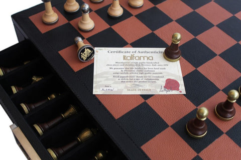 Šachmatų rinkinys Italfama rudos ir juodos odinės lentos kampas su atidarytu dėklu ir autentiškumo sertifikatu
