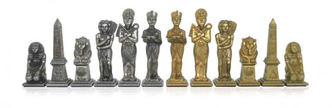 Egiptietiškos metalinės šachmatų figūrėlės, auksinės ir sidabrinės spalvos, eilėje priekinis planas, pilnas dekoratyvinis komplektas