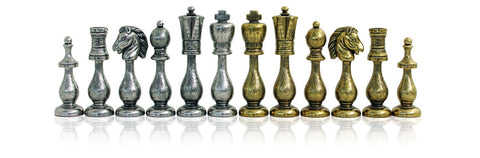 Šachmatų figūros – antikinio stiliaus metalinės, sidabrinės ir žalvario spalvų komplektas, išrikiuotos iš priekio