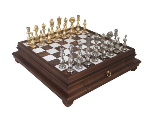 Šachmatai: medinė lenta su įmontuotu stalčiumi ir auksinėmis bei sidabrinėmis metalinėmis figūromis, matyti iš kampo