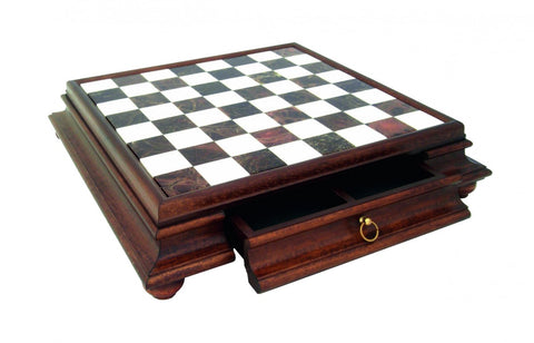 Šachmatų lenta su rudo medžio rėmu ir baltomis bei tamsiomis marmuro langelėmis, atversta stalčiuko saugykla