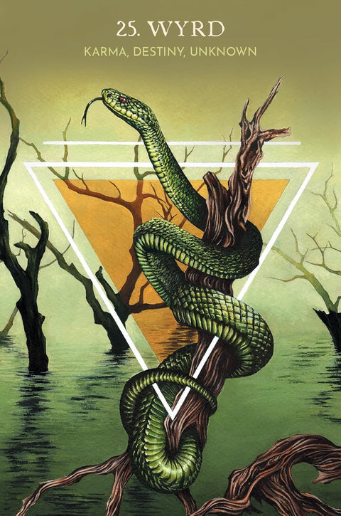 Tarot korta Wyrd — žalios gyvatės dizainas, apsivijusi medžio kamieną prieš geltoną trikampį, rodoma produkto galerijoje