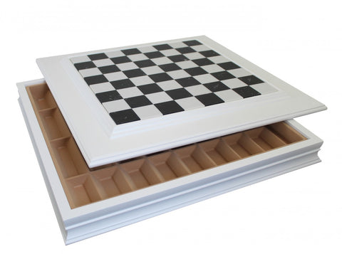 Šachmatų lenta baltu rėmu ir juodai baltu šachmatų laukeliu, pakelta atvira, rodanti vidinę figūrų dėžę