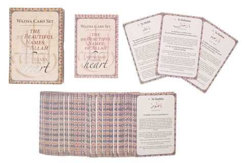 Kortelių rinkinys „The 99 Beautiful Names of Allah“ smėlio spalvos dėžutėje, parodytas išdėstytas komplektas su atverstomis instrukcijomis ir skirtingomis kortelių eilėmis