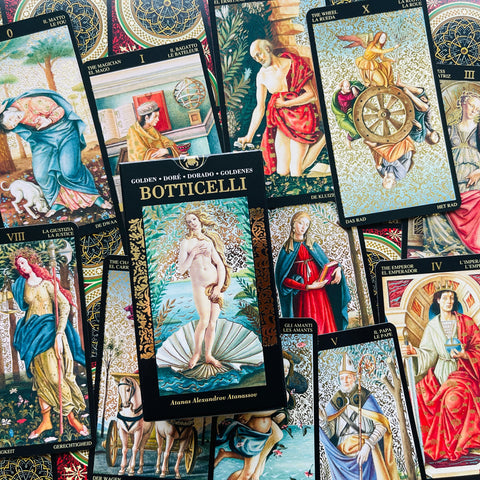 Tarot kortos Botticelli – auksuoto krašto dėžutė su Veneros paveikslu, išskleistų klasikinių kortų komplektas