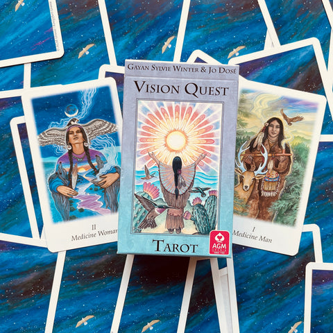 Tarot kortos Vision Quest su dėžute ir atverstomis kortomis, ryškūs mėlyni fonai ir centrinė dėžutė