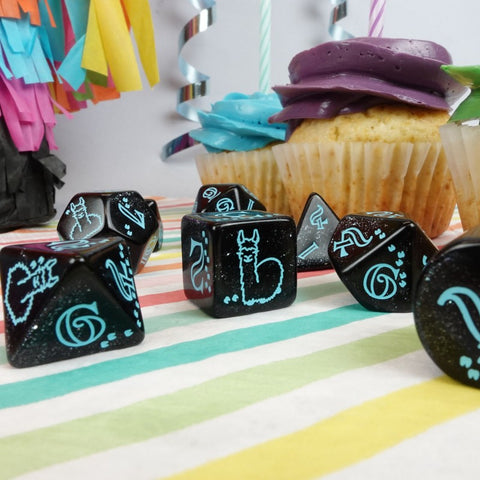 Q-Workshop lamos RPG kauliukai, limituotas leidimas – juoda/turkio, 8 vnt.
