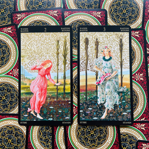 Tarot kortos dviejų kortų komplektas — Bastoni (lazdelių) moterys su auksiniu ornamentu, viena raudona, kita gėlėta