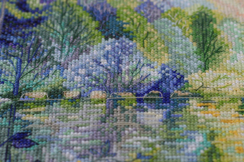 Siuvinėjimo kryželiu rinkinys Aušra virš upės, 28x38 cm, 14 ct, 56 spalvų